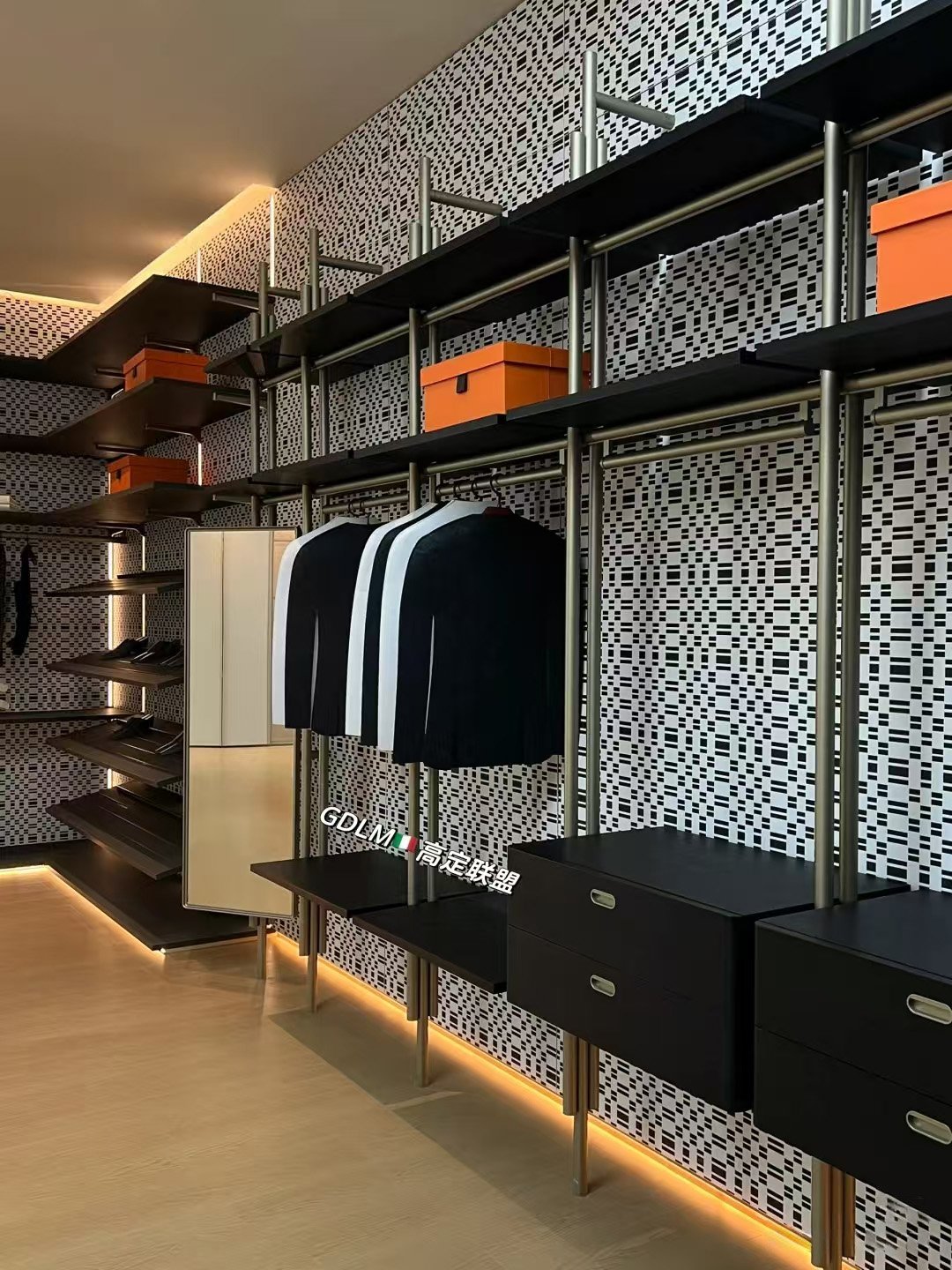 Customizable Pillar closet with Rotating Mirror - Image 3