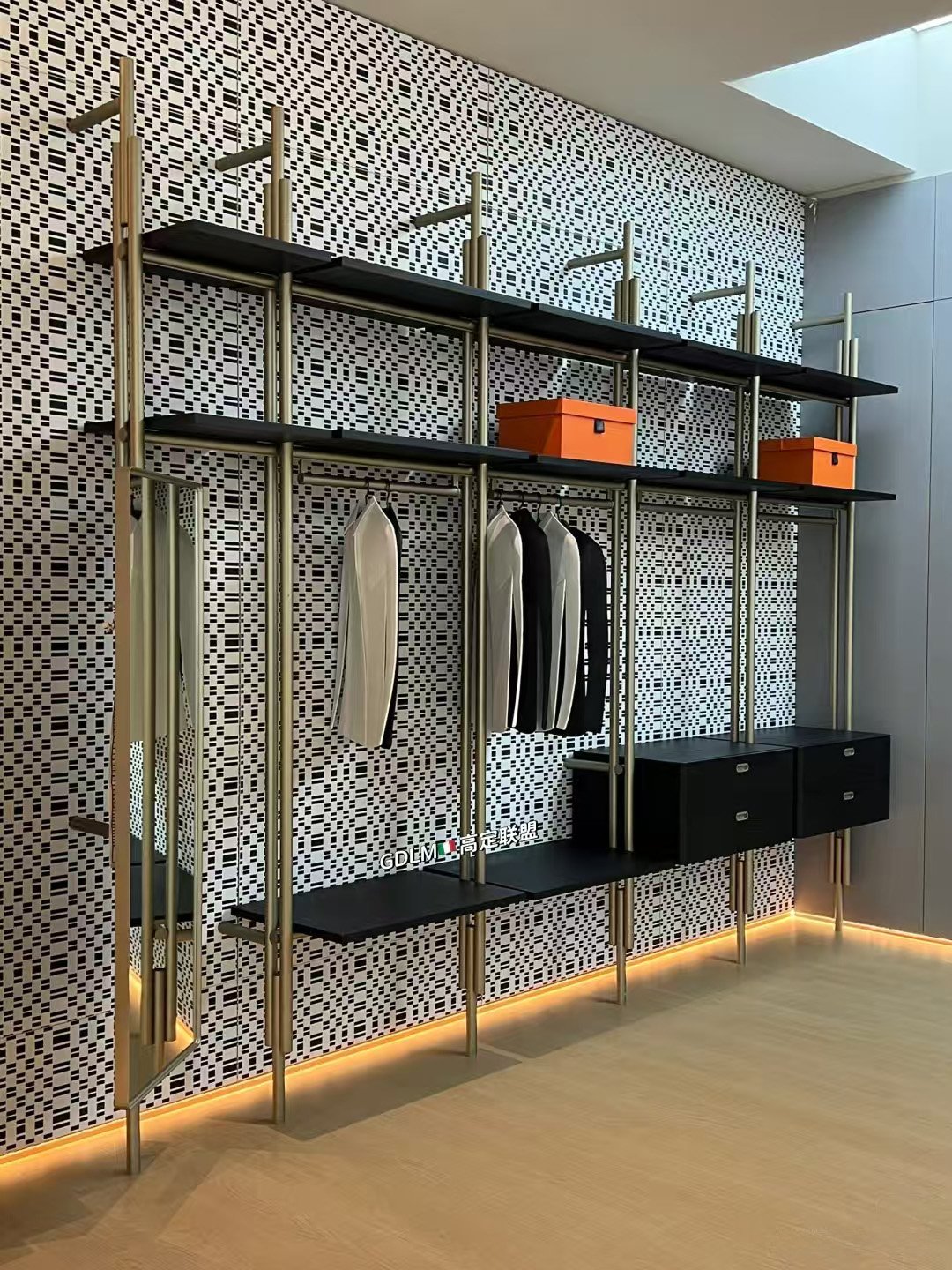 Customizable Pillar closet with Rotating Mirror - Image 11