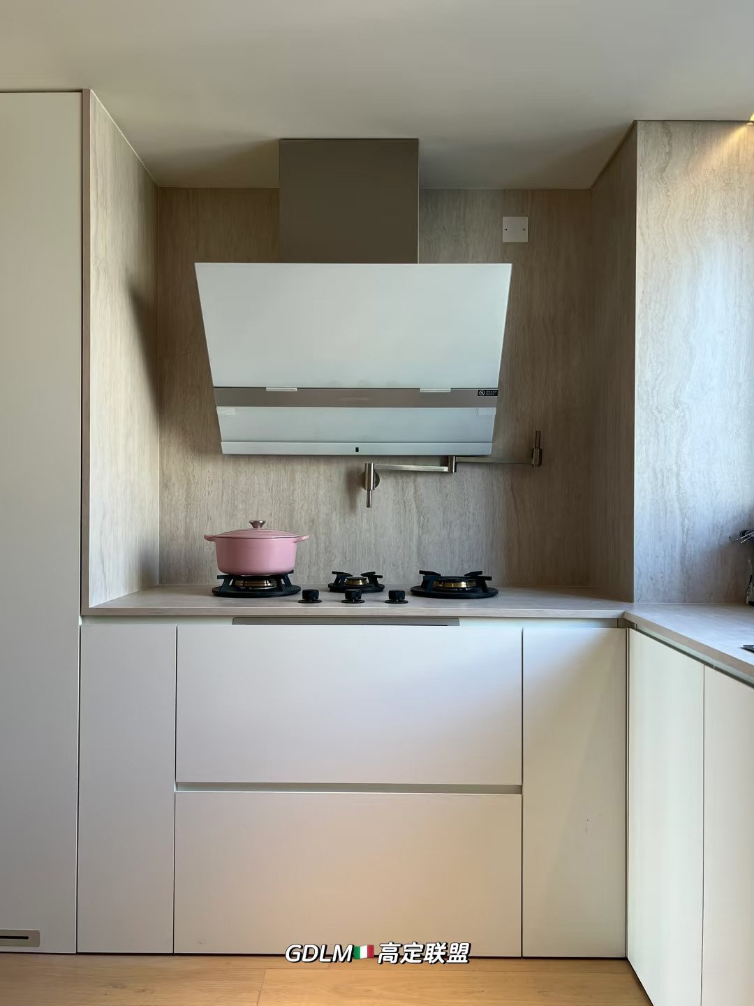 Cream white style kitchen system - Image 15