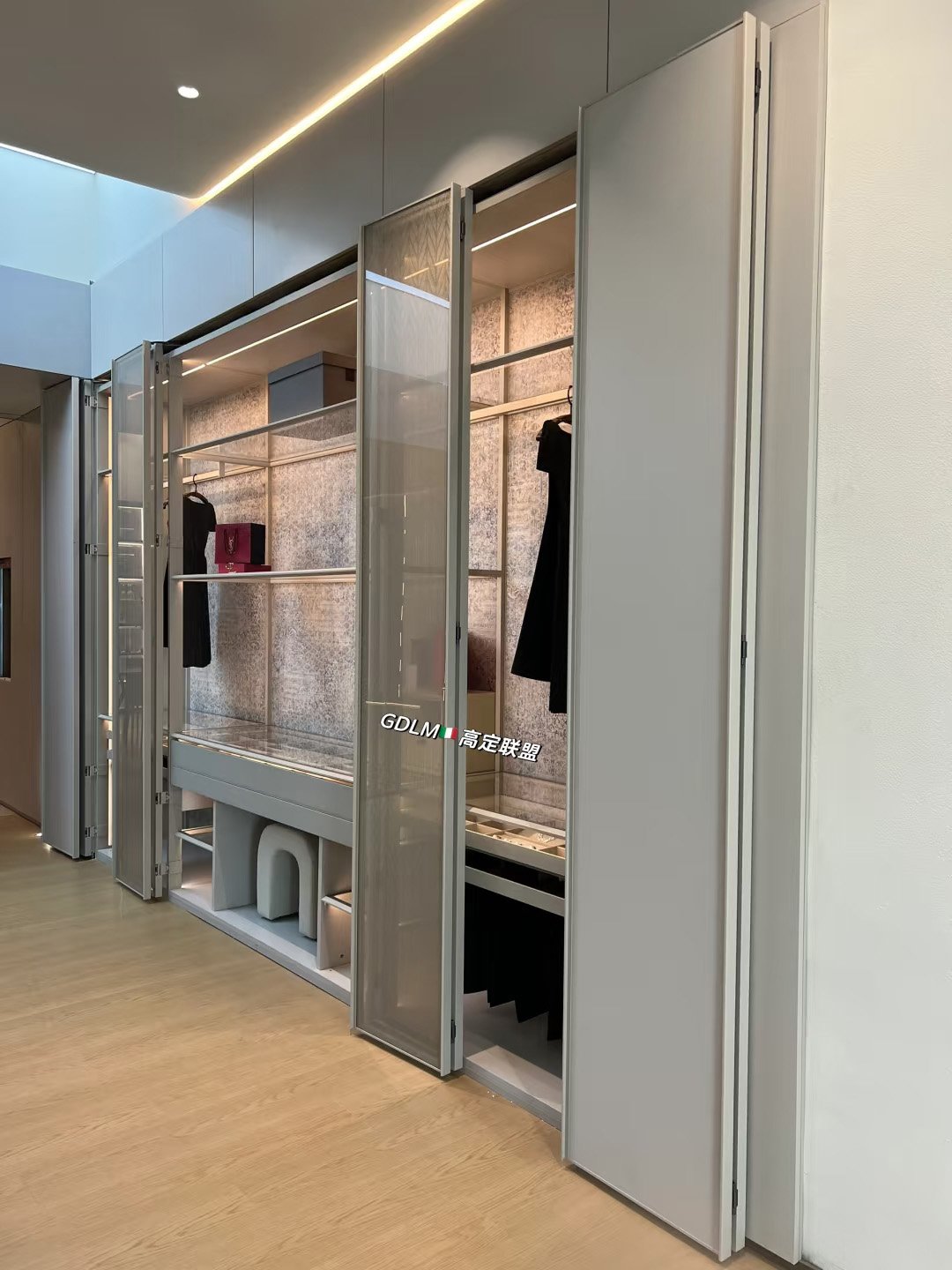 Integrated Walk-In Closet & Vanity - Image 14