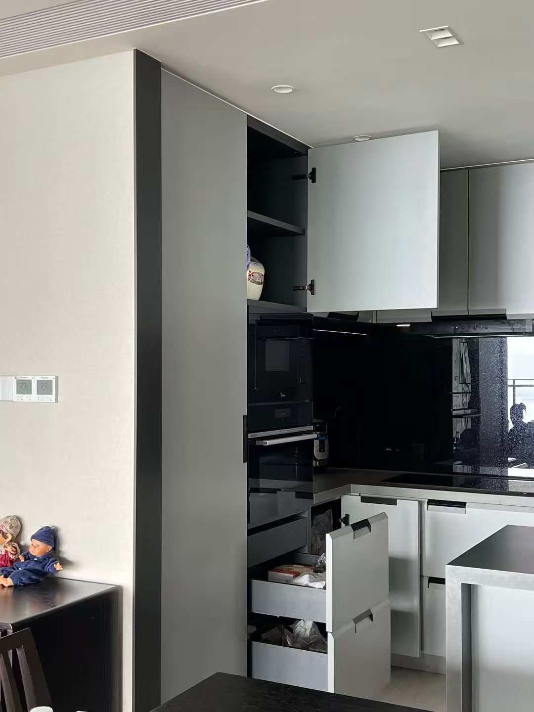 High-end gray minimalist small kitchen - Image 4