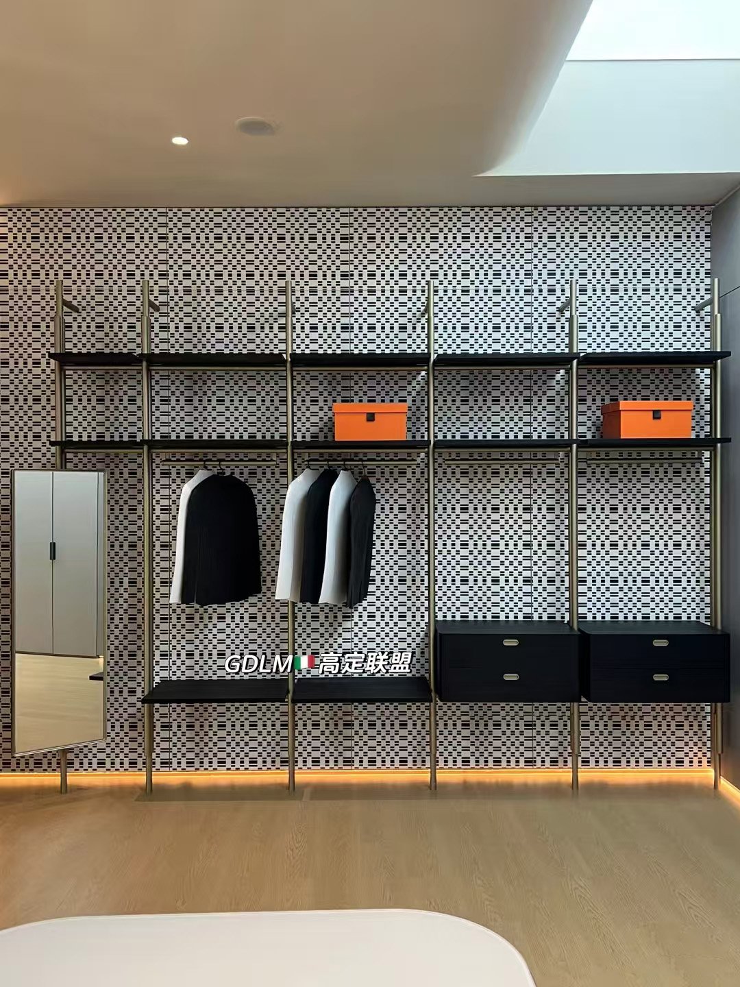 Customizable Pillar closet with Rotating Mirror - Image 4