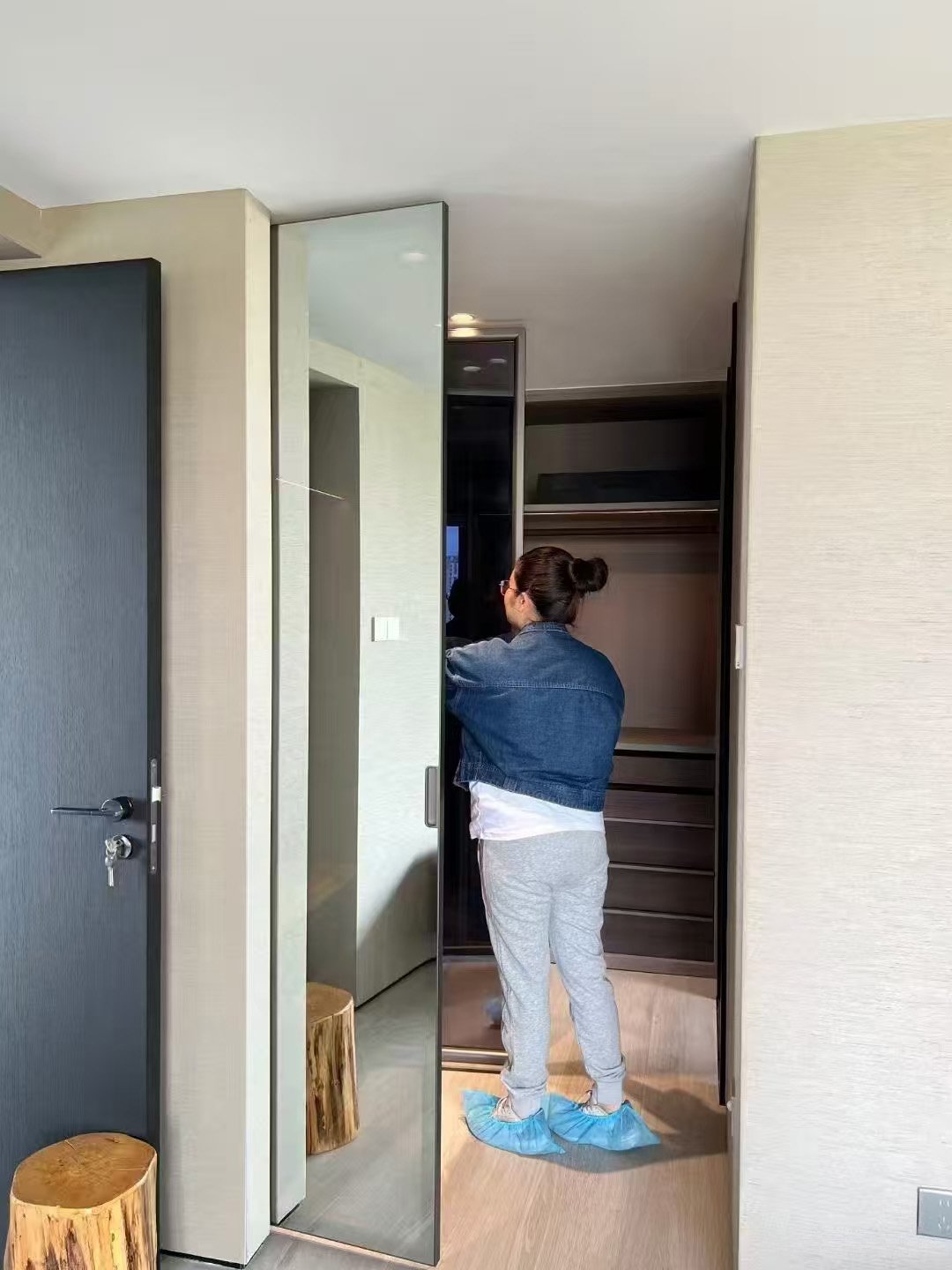 Minimalist Mirror Sliding Door Wardrobe - Image 3