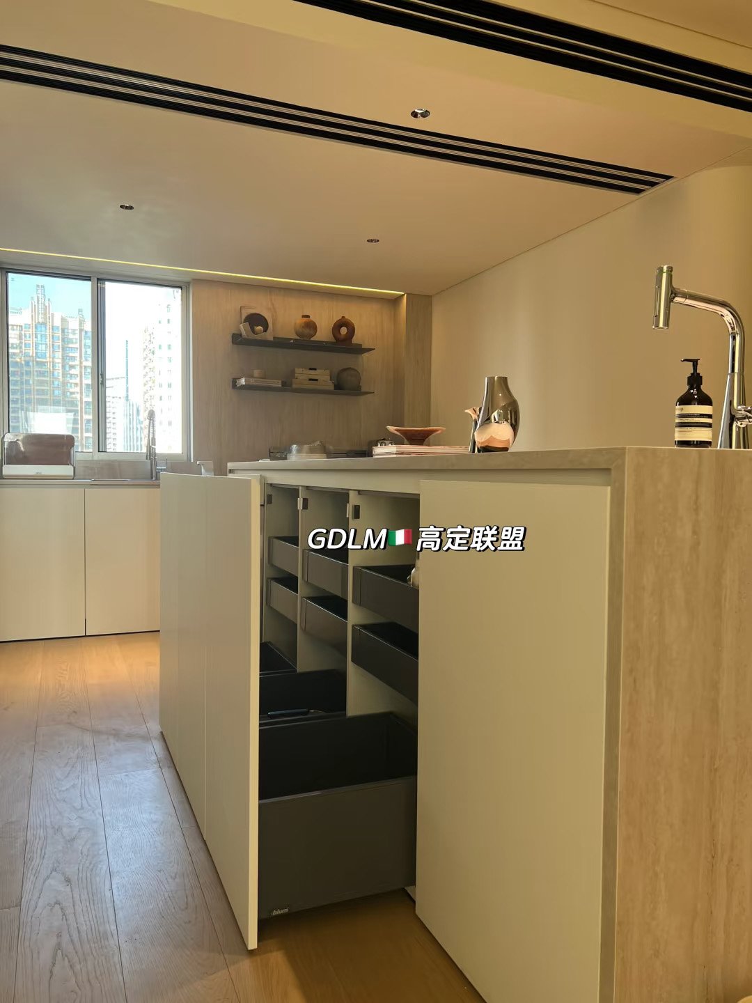 Cream white style kitchen system - Image 4