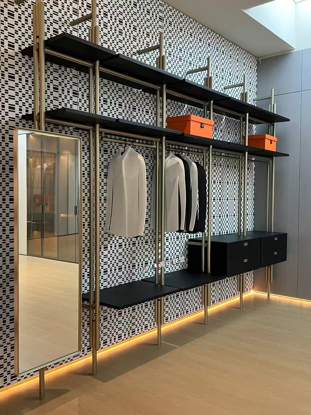 Customizable Pillar closet with Rotating Mirror - Image 5