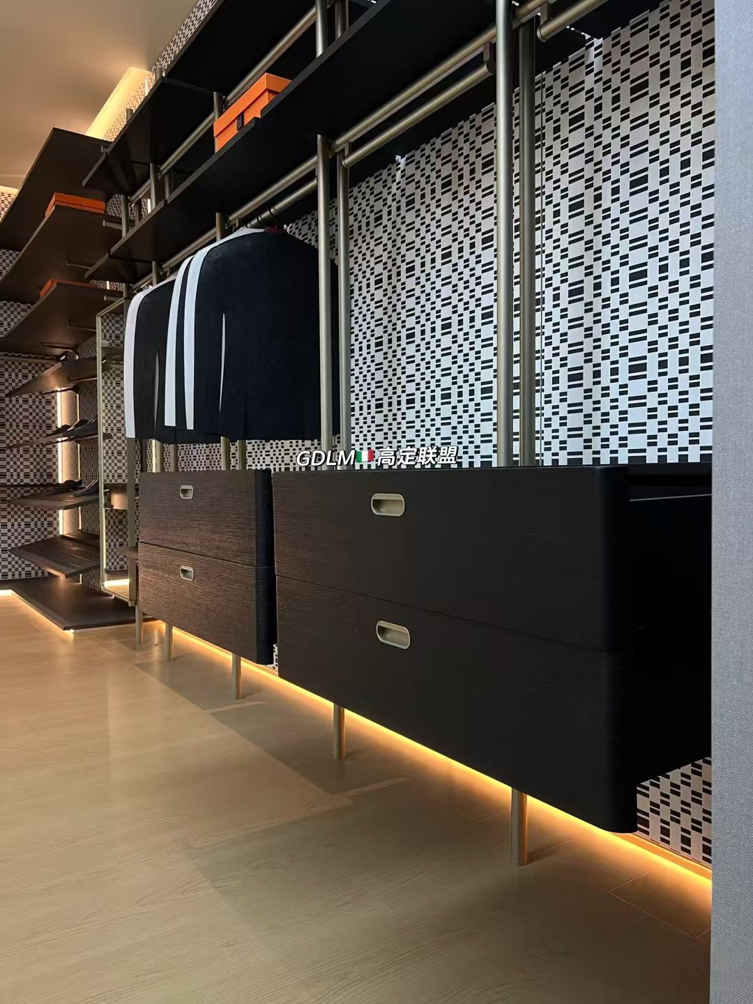 Customizable Pillar closet with Rotating Mirror - Image 7