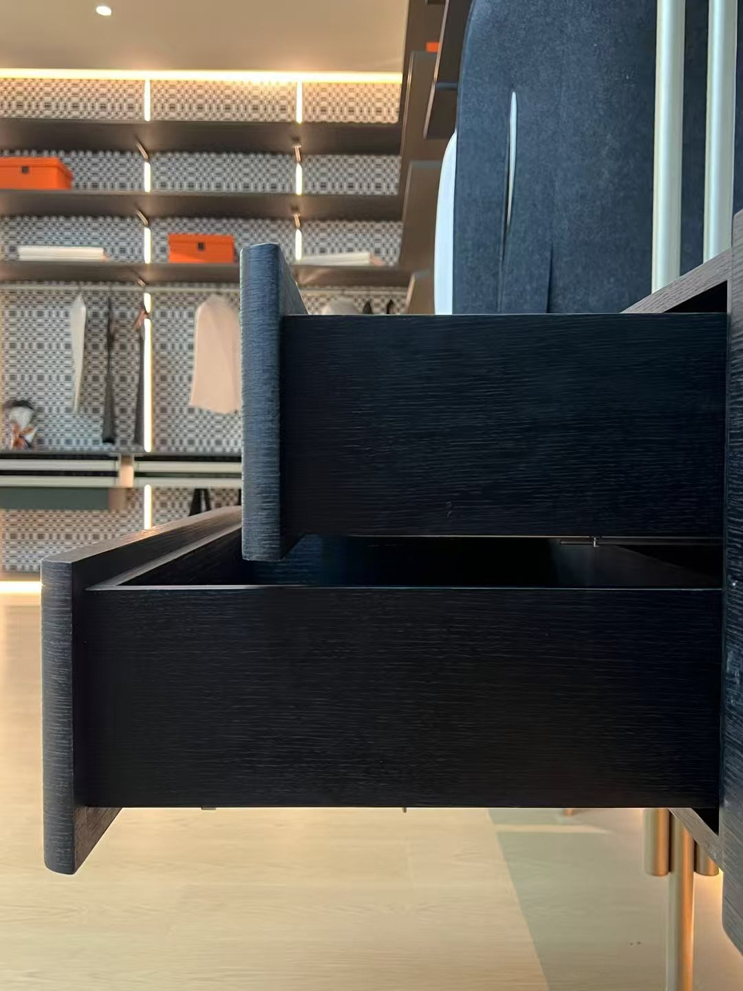 Customizable Pillar closet with Rotating Mirror - Image 8