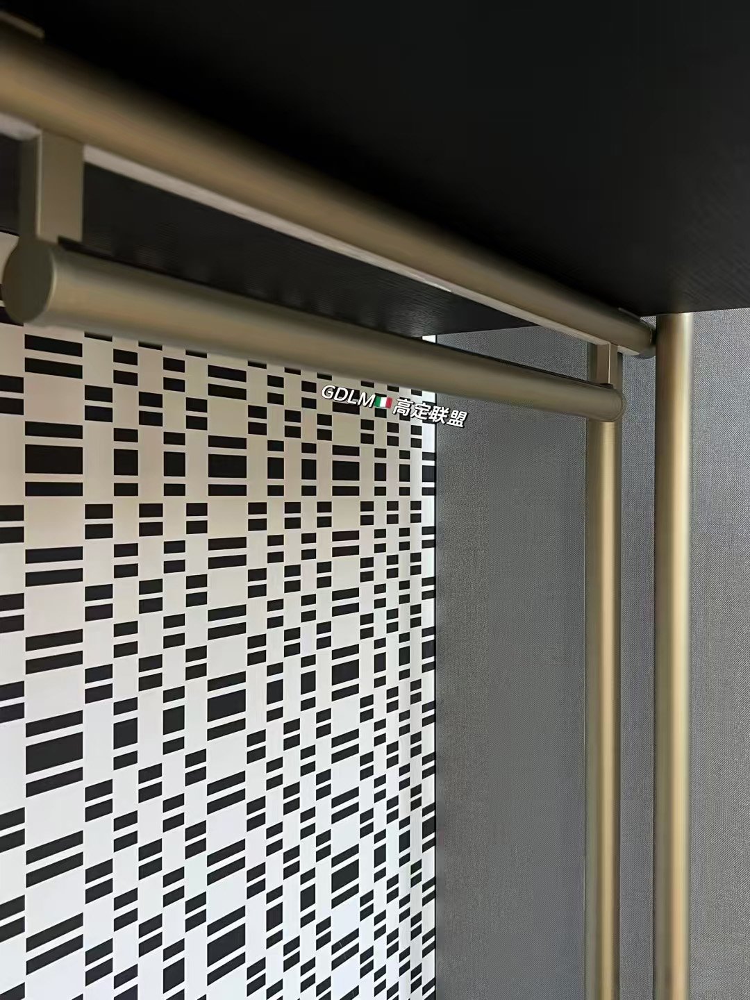 Customizable Pillar closet with Rotating Mirror - Image 9