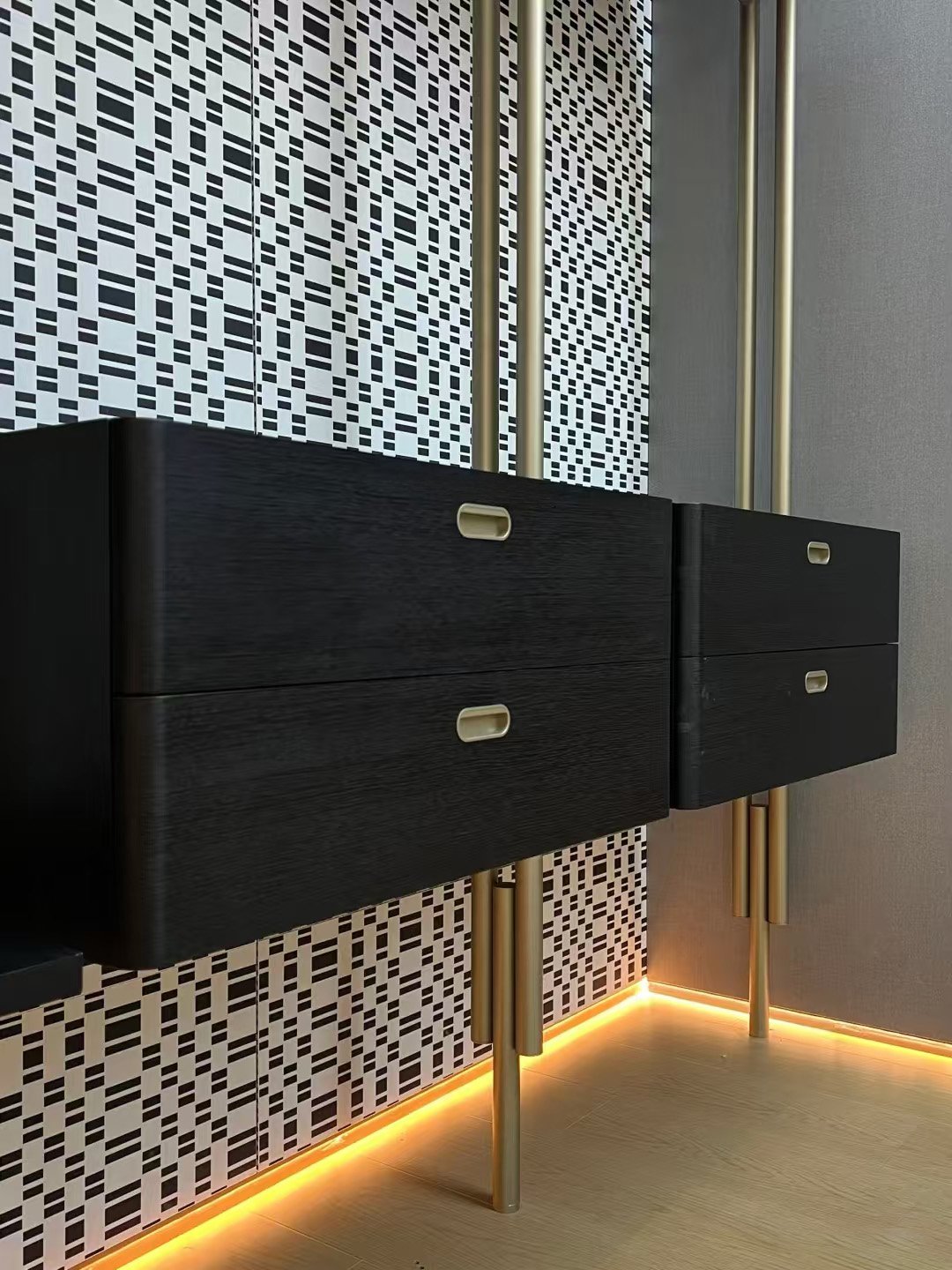 Customizable Pillar closet with Rotating Mirror - Image 10